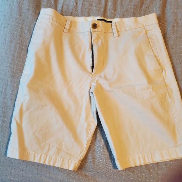 Banana Republic • Cream Flat Front Men Shorts - Picture 1 of 1